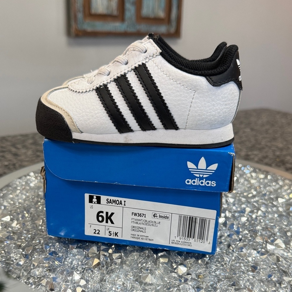 Adidas Kids' Samoa Sneakers - Black and White EUC 6 toddler